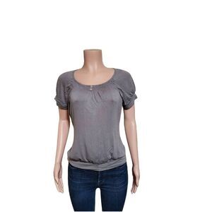 women crew neck short sleeve gray top with detail on the front